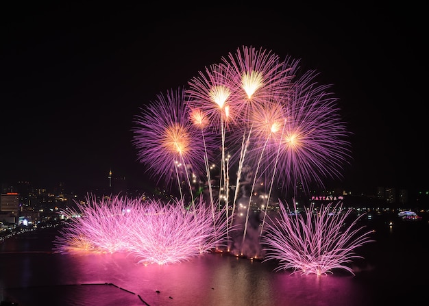 Lindos fogos de artifício rosa na costa de pattaya com fundo da cidade, tailândia