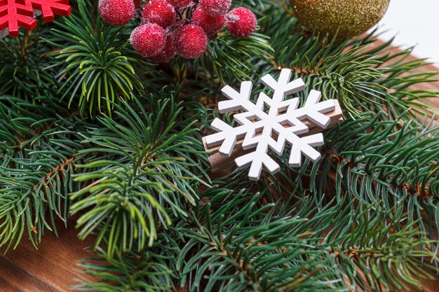 Lindos galhos da árvore de natal com cones e brinquedos