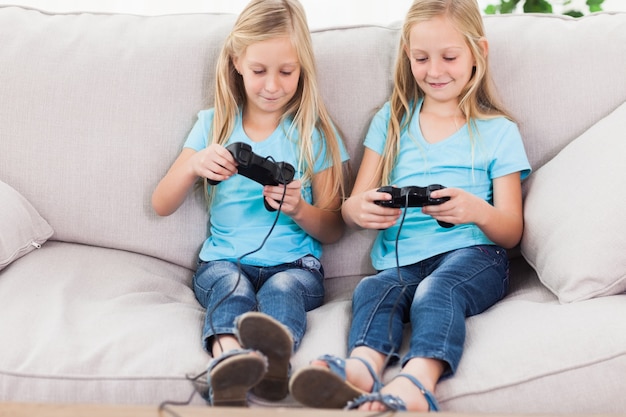 Lindos gemelos jugando videojuegos juntos