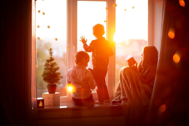 Foto lindos hermanos celebrando la navidad juntos