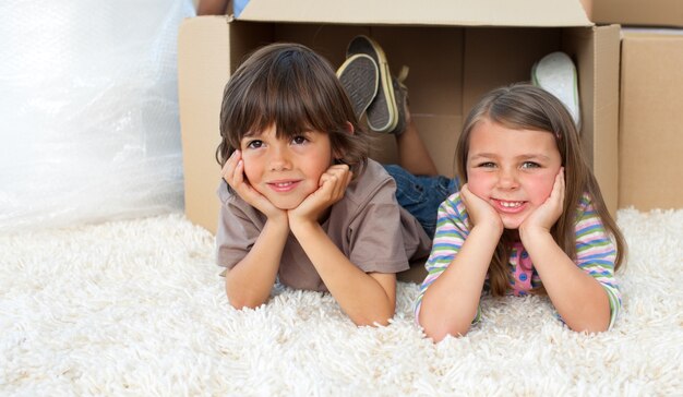 Lindos irmãos brincando com caixas