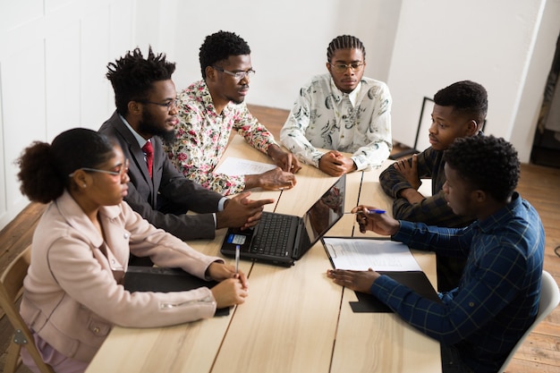 Lindos jovens afro-americanos no escritório