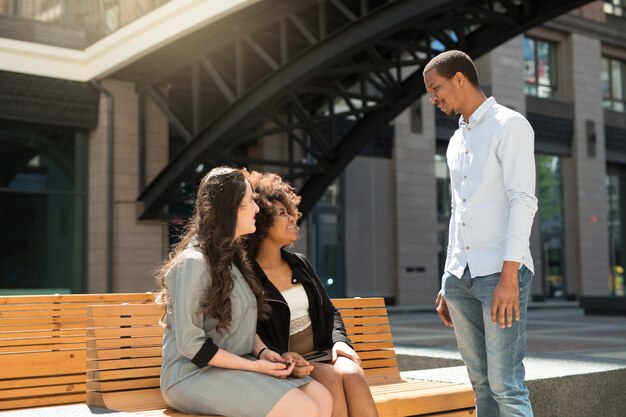 lindos jovens homens e mulheres no verão