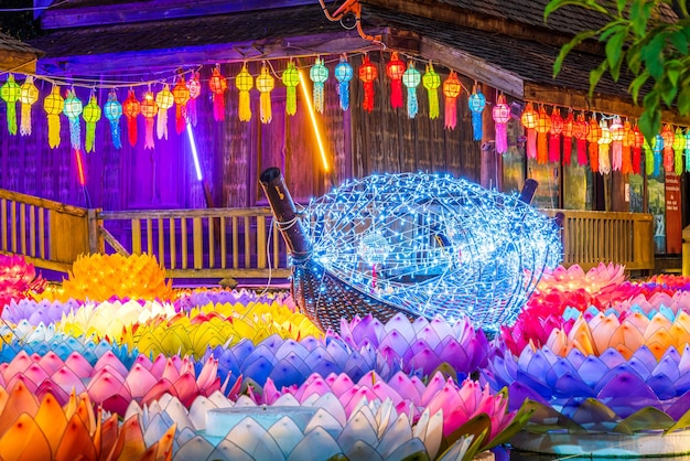 Lindos kratongs feitos de espuma estão flutuando na água para o Festival Loy Krathong ou o Ano Novo Tailandês e a cerimônia de adoração à deusa do rio é em lugares públicos lua cheia no 12º mês Seja famoso na Tailândia
