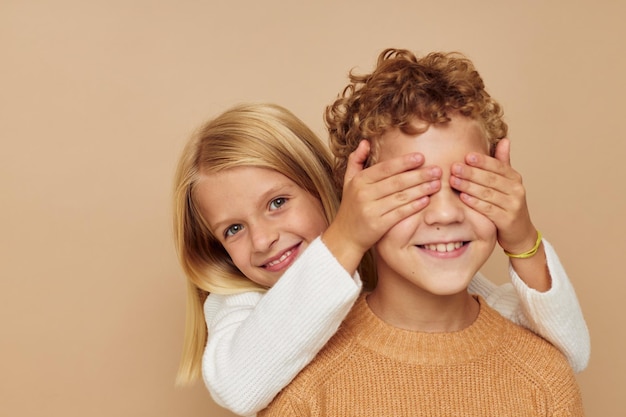 Lindos niños con estilo abrazan entretenimiento posando amistad Estilo de vida inalterado