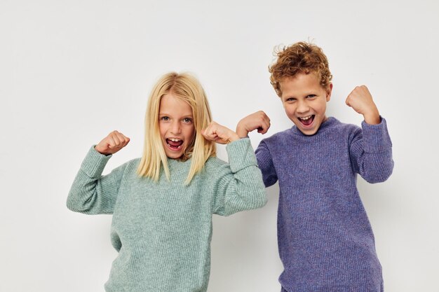 Lindos niños con estilo abrazan entretenimiento posando amistad infancia inalterada