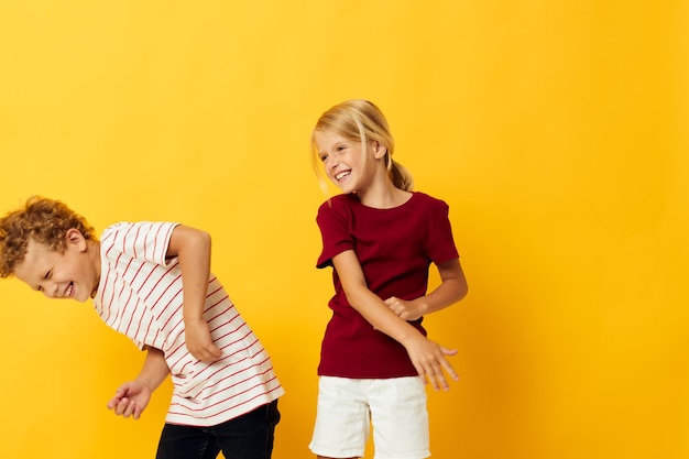 Lindos niños con estilo abrazando entretenimiento infantil de moda sobre fondo de color