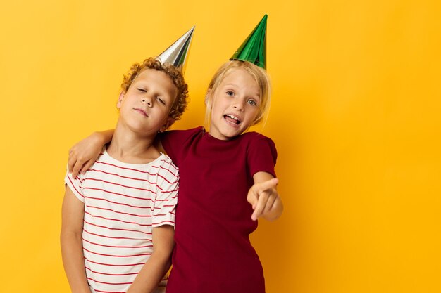 Lindos niños con estilo diversión cumpleaños vacaciones emociones fondo aislado