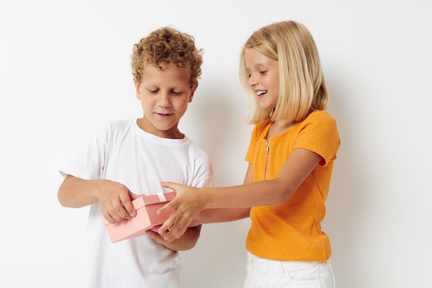 Lindos niños con estilo divertido regalo de cumpleaños sorpresa aislado fondo inalterado