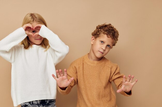 Lindos niños con estilo de pie junto a posar emociones fondo aislado