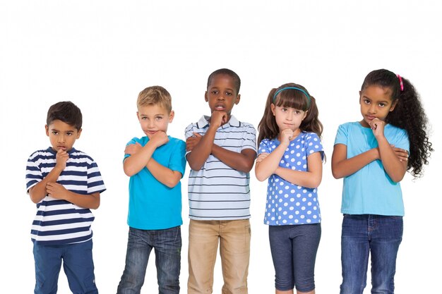 Lindos niños haciendo pucheros a la cámara