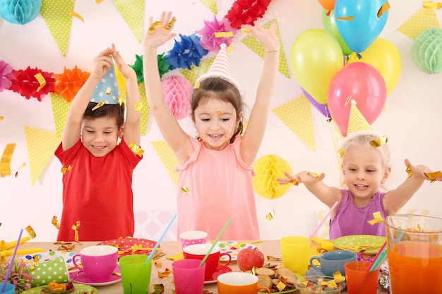 Foto lindos niños pequeños celebrando cumpleaños en la fiesta