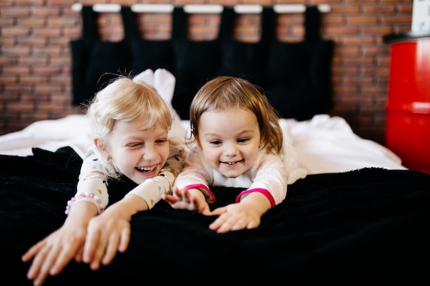 lindos niños pequeños están jugando juntos