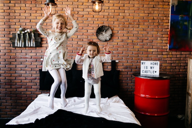 lindos niños pequeños están jugando juntos