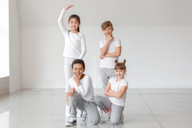 Lindos niños pequeños en estudio de danza