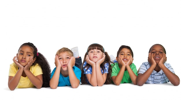 Lindos niños sonriendo a la cámara