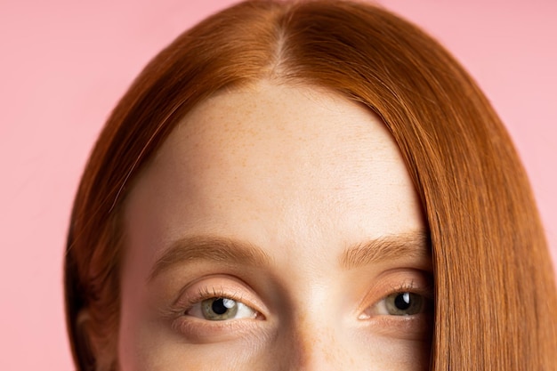 Lindos olhos femininos. Close-up foto recortada de jovem caucasiana ruiva com sardas, sem maquiagem. Oftalmologia, conceito de visão.