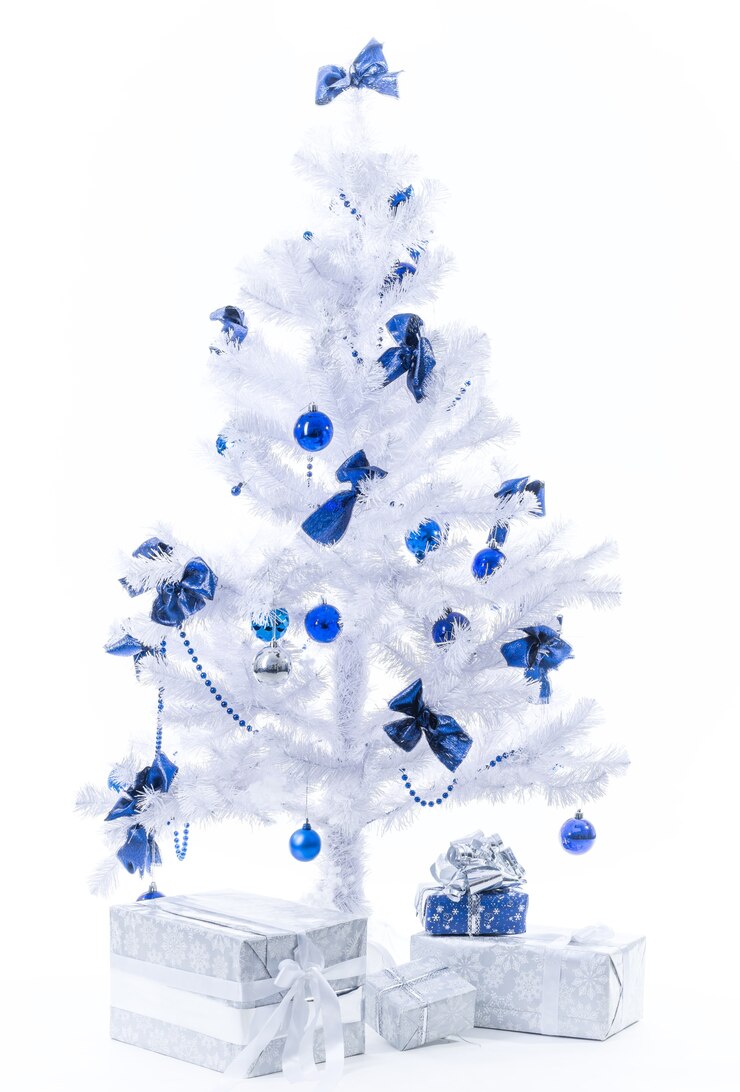 Foto lindos presentes de ano novo em um suporte azul prateado sob a árvore de natal