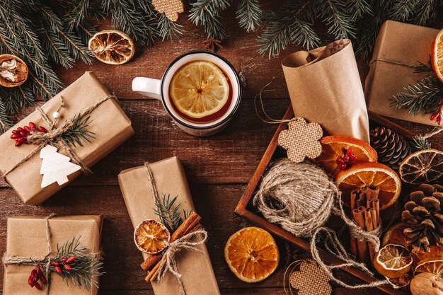 Lindos presentes de Natal embrulhados em papel