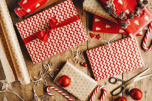 Foto lindos presentes de natal na mesa de madeira