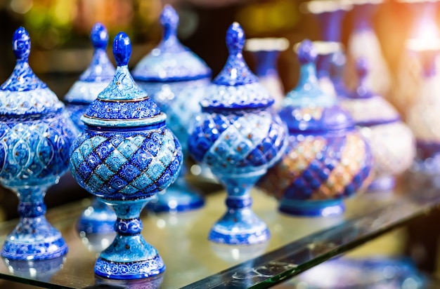 Lindos vasos de cerâmica azul ornamentados na loja