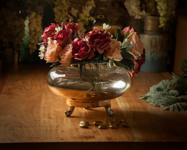 Lindos vasos de ouro com flores artificiais em uma mesa de madeira utensílios domésticos retrô