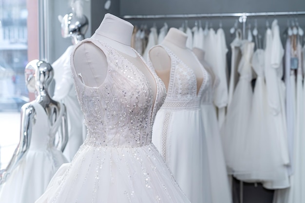 Foto lindos vestidos de noiva de casamento no manequim no showroom no shopping