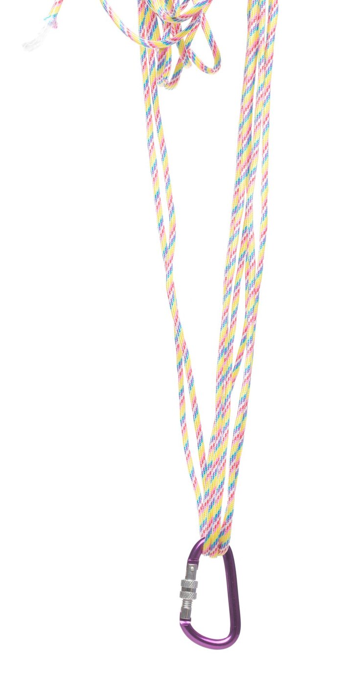 Foto line climbing rope roll fly in air rope de escalada de seguridad fuerte para el deporte de montaña hobby necesita equipo de seguridad para bloquear el peso de la cuerda del escalador fondo blanco aislado