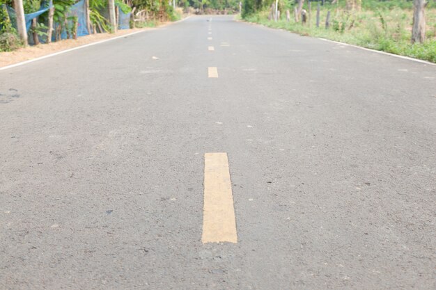 Línea amarilla centro de tráfico vial