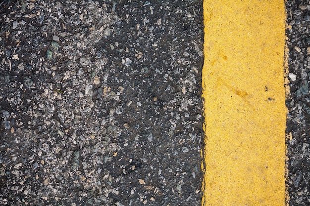 Línea amarilla en la textura de la carretera