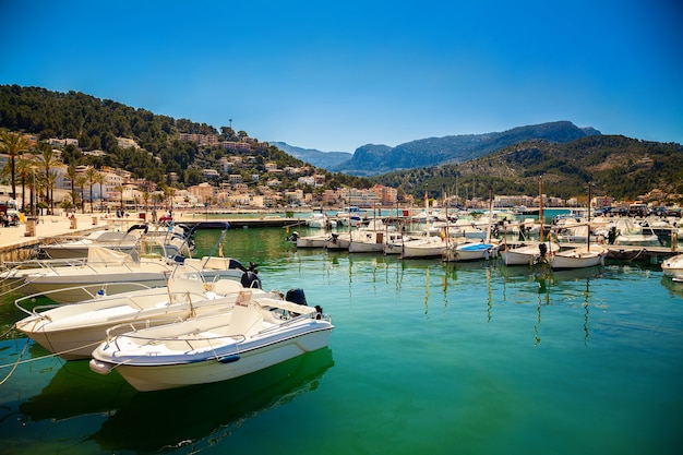 Línea de amarre con embarcaciones en Port de Soller