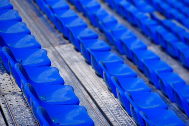 Línea azul de asiento en un estadio