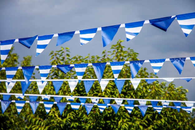 Línea de la bandera de Estival con el cielo azul en la bandera que cuelga en el cielo azul para divertirse fiesta fiesta evento