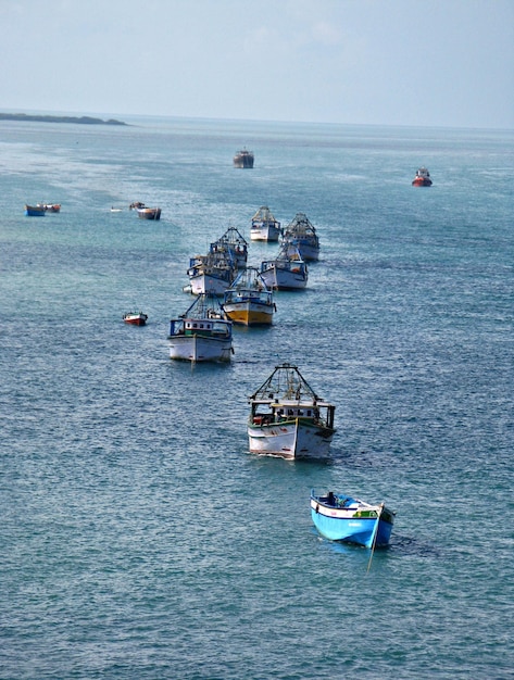 Foto línea de barcos en mar azul