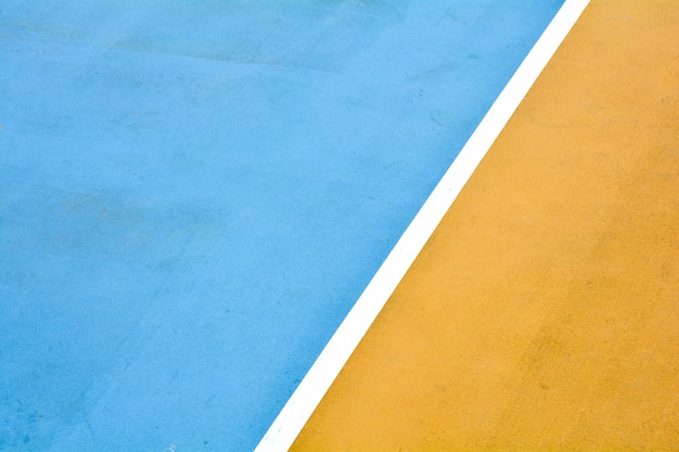 Foto línea blanca con cancha de baloncesto amarilla y azul.