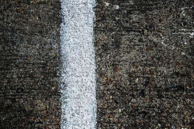 línea blanca sobre fondo de cemento