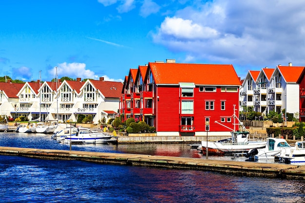 Una línea de casas blancas de dos pisos cerca del puerto.