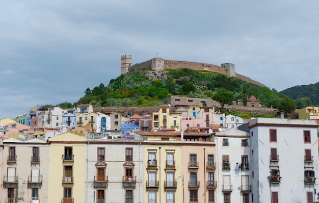 Línea de casas desvanecidas y el antiguo castillo en Bosa Oristano Cerdeña Italia Arquitectura de época Vida anticuada