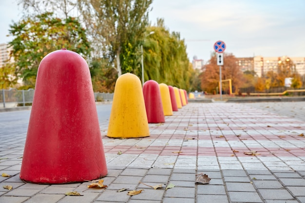 Línea de conos de tráfico de hormigón rojo y amarillo para desviar el tráfico