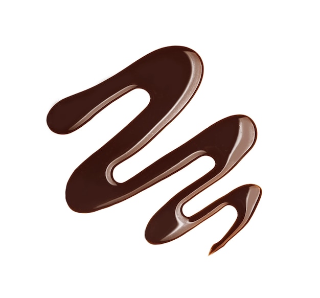 Línea curva hecha de chocolate líquido sobre fondo blanco.