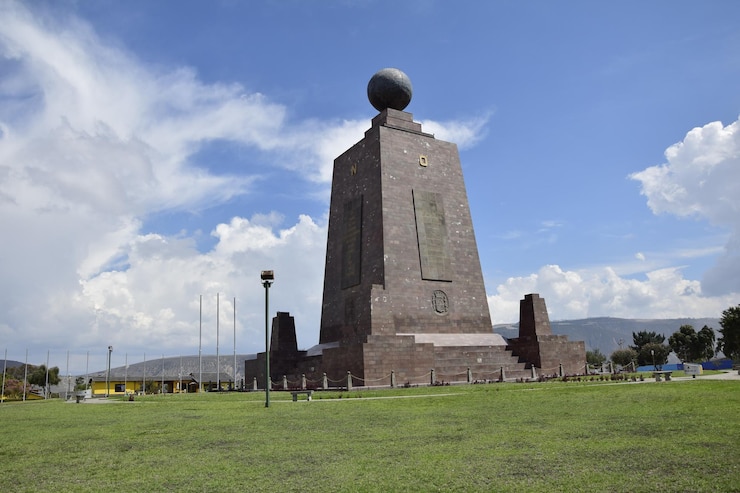 Foto línea ecuatorial en la mitad del mundo monumento a la mitad del mundo cerca de quito