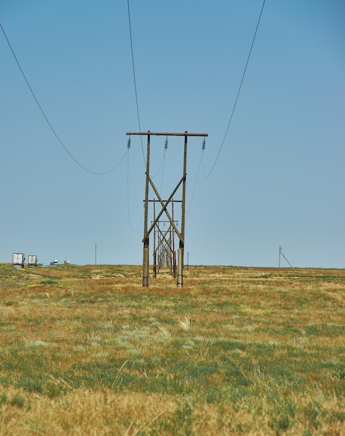 Línea eléctrica aérea en el desierto