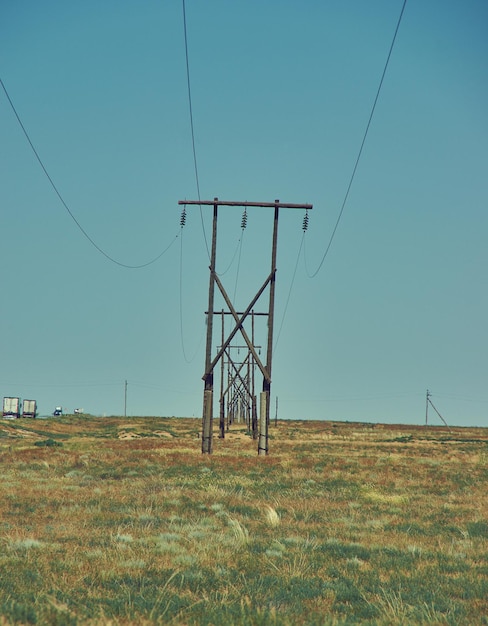 Línea eléctrica aérea en el desierto