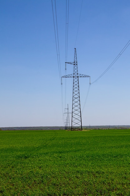 Línea eléctrica de alta tensión contra el cielo azul