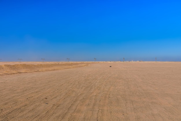 Línea eléctrica de alto voltaje en el desierto árabe no lejos de la ciudad de Hurghada Egipto