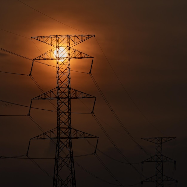 Línea eléctrica en el cielo del atardecer