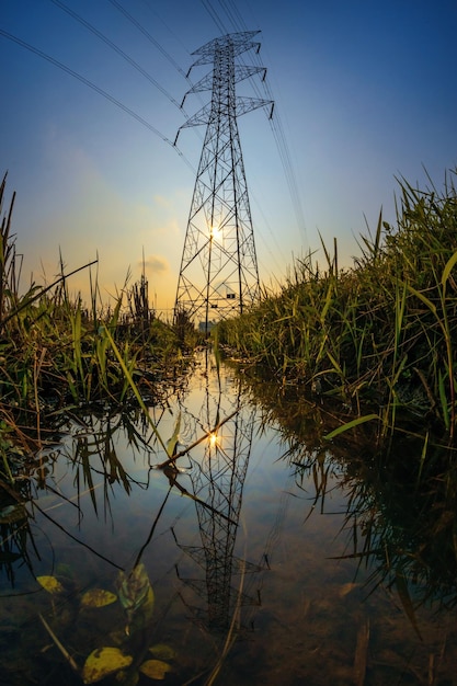 Línea eléctrica en el cielo del atardecer