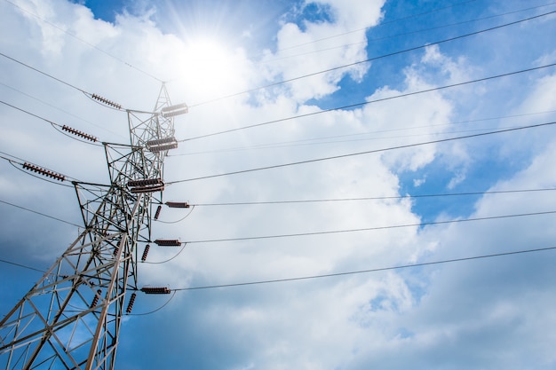 Línea eléctrica en día soleado nube de cielo azul