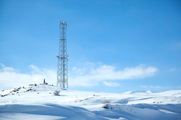 Línea eléctrica en lo alto de las montañas