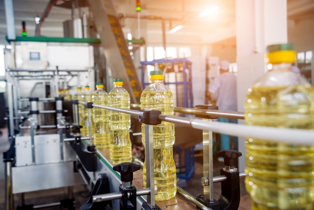 Línea de embotellado de aceite de girasol en botellas. Planta de producción de aceite vegetal.